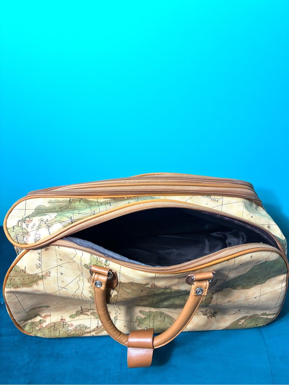 Stylish Travel Bag - Picture 4 of 16